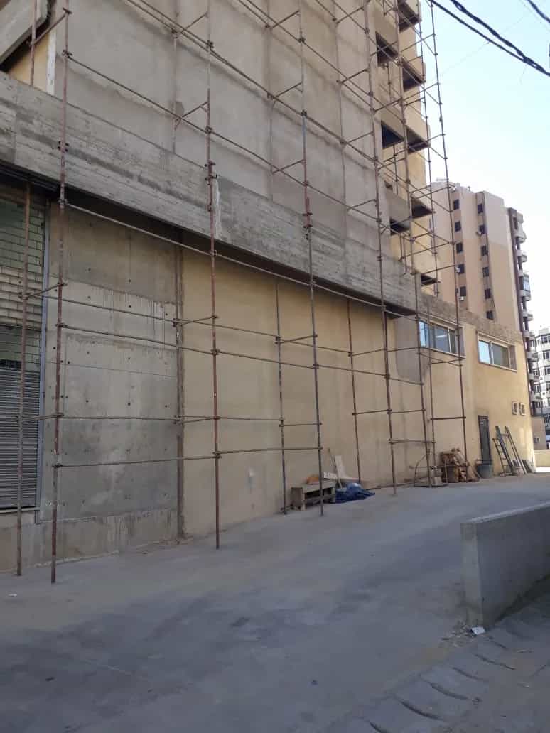 تركيب سقالات بزاوية 45 درجة على واجهة مبنى في جبيل.