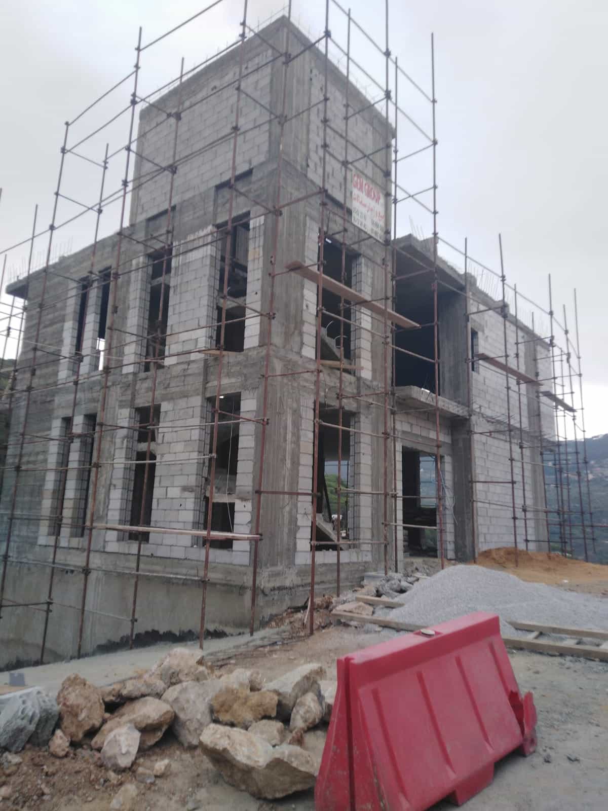 فيلا متعددة الطوابق قيد الإنشاء مع سقالات لف كاملة في بعبدات.