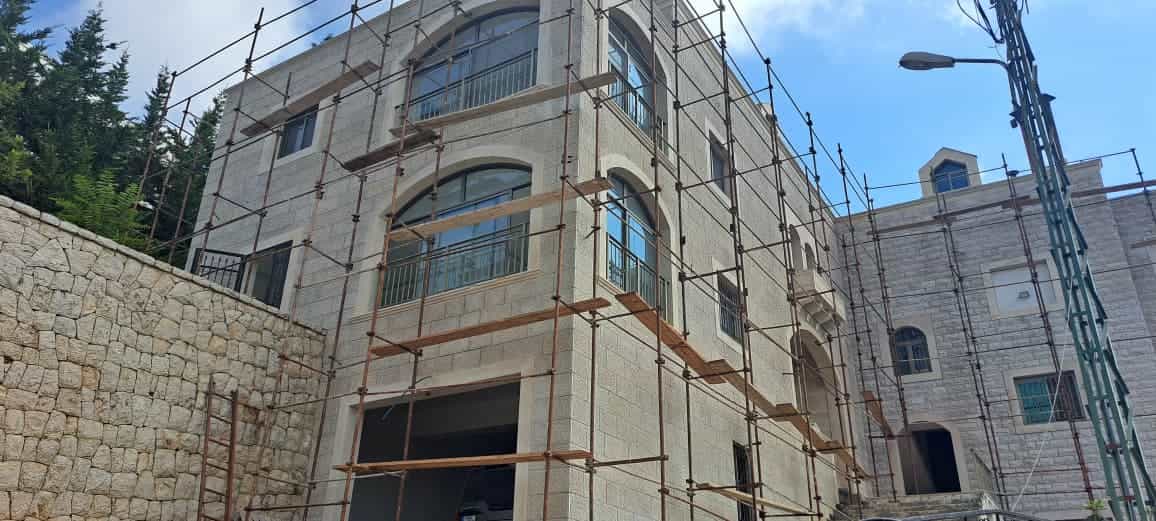 فيلا فاخرة مع سقالات لف في بعبدا، لبنان.