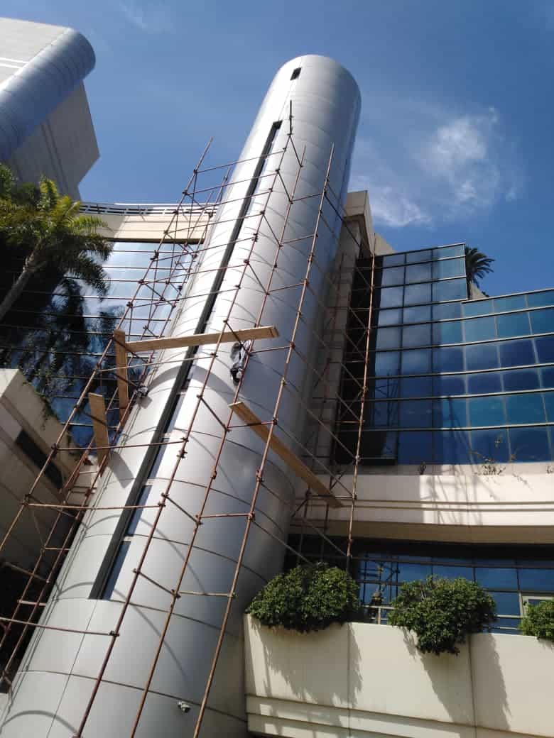 تركيب سقالات دائرية قياسات مختلفة حول الصوامع الأسطوانية لزوم أعمال الصيانة في بيروت.