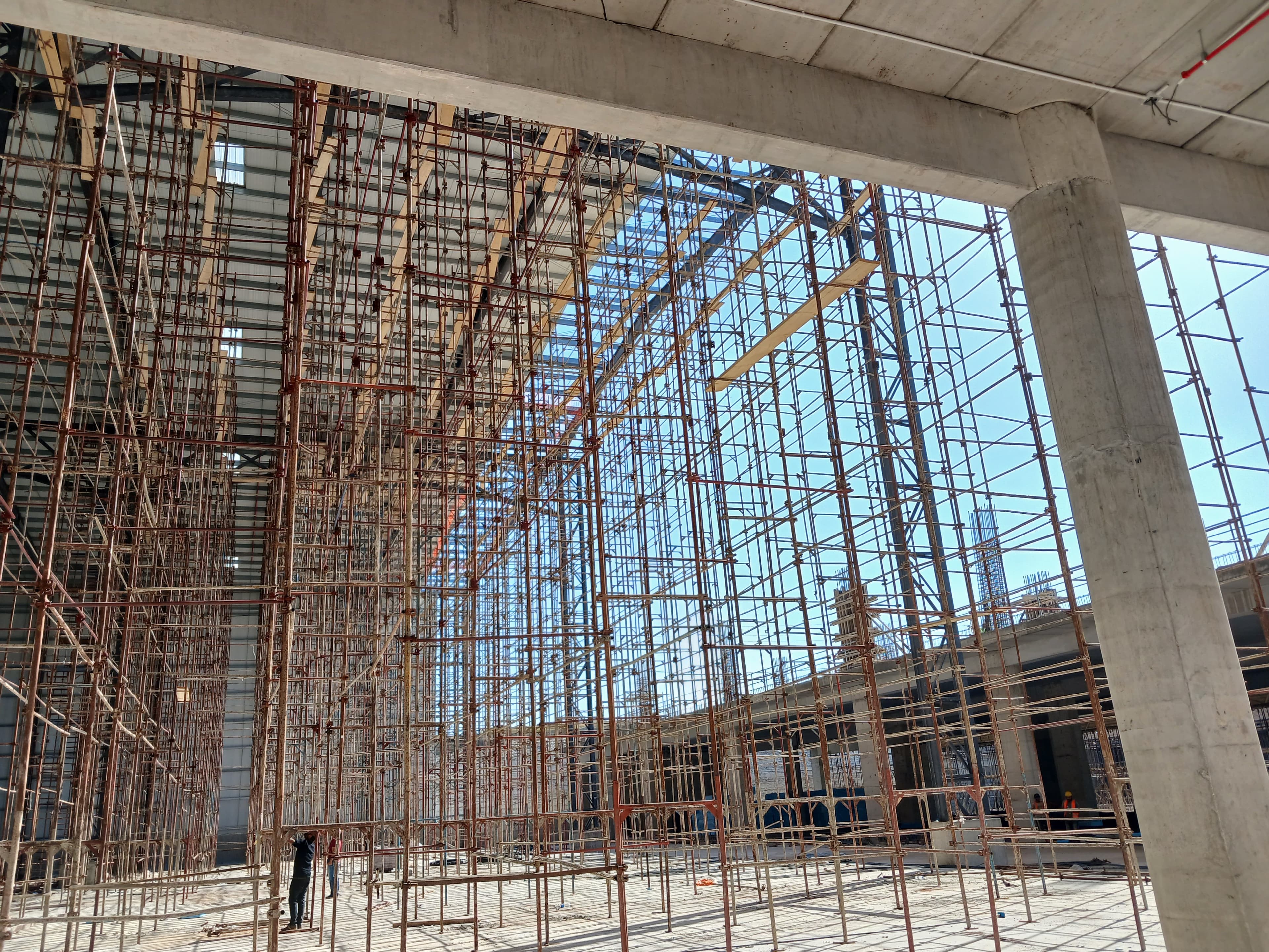 سقالات صناعية بارتفاع 46 متراً في مرفأ بيروت – مشروع تجاري