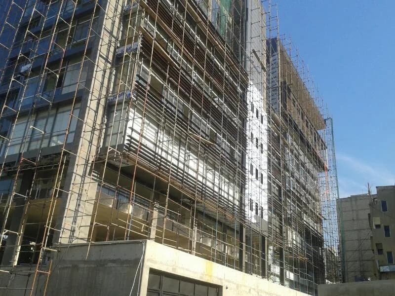 مبنى سكني من 14 طابقاً مع سقالات واجهة واسعة عالية الحمولة في بعبدا.