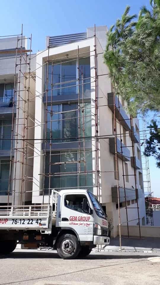 مبنى سكني من 4 طوابق مع سقالات واجهة كاملة وشاحنة Gem Group في كسروان.