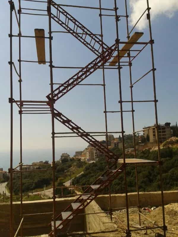 نظام برج سلالم سقالات مع منظر جبلي خلاب في لبنان.